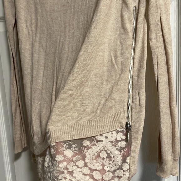 RD Style large oatmeal color top.  Very soft and so cute! - Picture 2 of 4